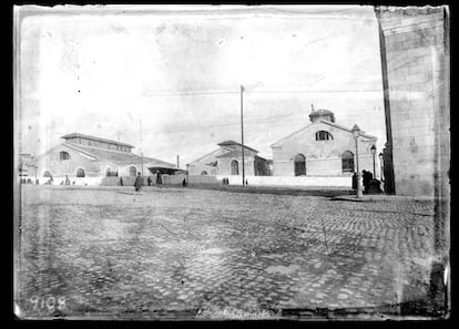 1929 (aproximadamente). Matadero Municipal en la puerta de Toledo. La zona albergó varios mataderos, algunos en condiciones de higiene pésimas, lo que suscitó críticas en prensa.