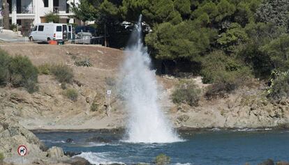 Artificieros detonan dos proyectiles de la Guerra Civil en Llançà.