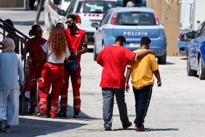 Miembros de la Cruz Roja en el centro de recepción de inmigrantes de Lampedusa (Italia), en una imagen de archivo del 15 de agosto.