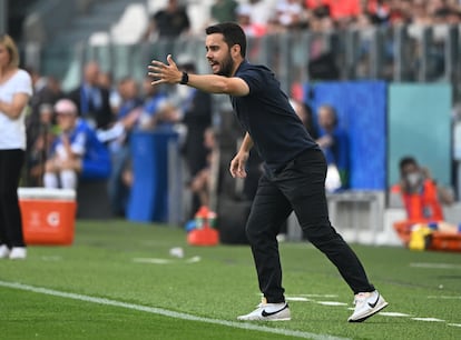 El entrenador del Barcelona, Jonatan Giraldez, da instrucciones a sus jugadoras durante el partido.