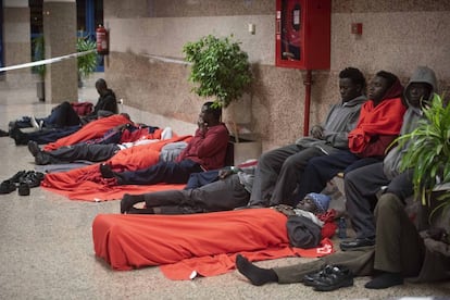 Varios inmigrantes, en la terminal de pasajeros del puerto de Algeciras.