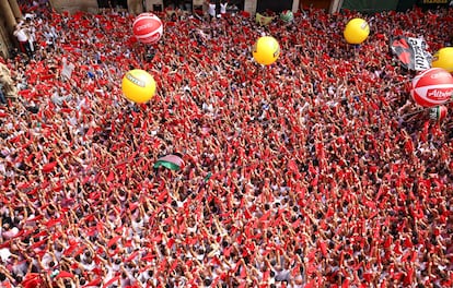 Centinaia di persone festeggiano questa domenica l'inizio della festa di San Firmino a Pamplona.