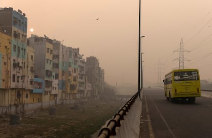 Un área residencial de Nueva Delhi, envuelta en una nube de contaminación, en noviembre de 2020