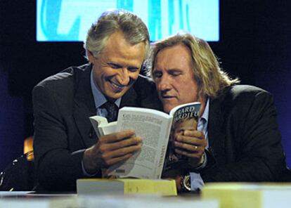 De Villepin (izquierda) y el actor Gérard Depardieu, el jueves en un programa de televisión.