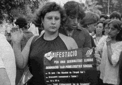 Trini Falcés, en la primera manifestación del Orgullo en España que se celebró en 1977 en Barcelona, en una imagen cedida por los organizadores de la exposición sobre ella de A Coruña.