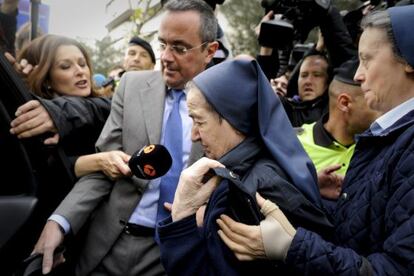 María Gómez Valbuena (C) leaves a court in Madrid after refusing to testify for her alleged involvement in a case of stolen children.