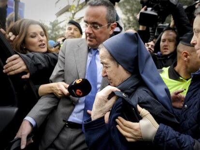 Mar&iacute;a G&oacute;mez Valbuena (C) leaves a court in Madrid after refusing to testify for her alleged involvement in a case of stolen children. 