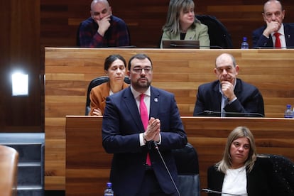 El presidente del Principado, Adrián Barbón, en el Parlamento asturiano.
