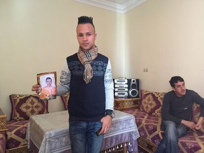 Mohamed Abdelmalki, 21 anos, posa com a foto do amigo Ilias Mazyani, 19, que morreu em 3 de dezembro na fronteira da Grécia com a Macedônia.