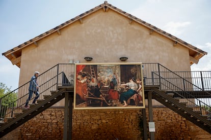 Una persona pasa ante el cuadro de Diego Velázquez 'Las hilanderas' durante la presentación de la iniciativa del Museo Nacional del Prado 
