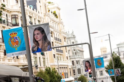 Banderolas con la imagen de la Princesa Leonor en la Gran Vía de Madrid con motivo de la jura de la Constitución.