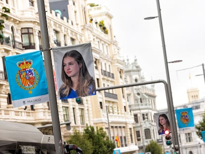 Banderolas con la imagen de la Princesa Leonor en la Gran Vía de Madrid con motivo de la jura de la Constitución.
