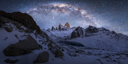 'Wilderness'. Esta imagen, que muestra una cima nevada tras una tormenta de nieve sobre un cielo estrellado, fue tomada a 20 grados bajo cero en las montañas de la Patagonia (Argentina). Esta foto panorámica también está firmada por Kelvin Yuen, quien tardó 10 horas en llegar al lugar idóneo para tomar la foto y tuvo que pasar dos noches durmiendo en la cima para capturar este momento mágico. 