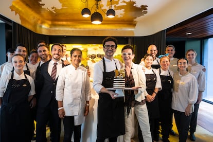 Carme Ruscalleda y Raül Balam con todo el equipo del restaurante Moments de Barcelona.