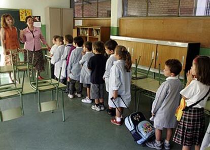 Alumnos del colegio público Asunción Rincón hacen cola en su primer día de clase en el nuevo curso escolar. 

/ RICARDO GUTIÉRREZ