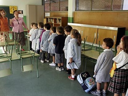 Alumnos del colegio público Asunción Rincón hacen cola en su primer día de clase en el nuevo curso escolar. 

/ RICARDO GUTIÉRREZ