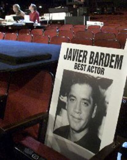 Fotografía de Javier Bardem en el lugar del Shrine Auditorium que el actor ocupará el domingo en la ceremonia de entrega de los Oscar.