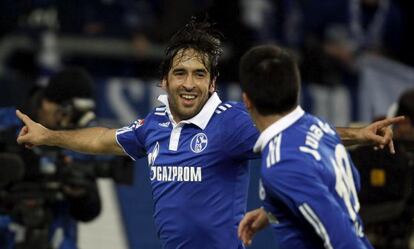 Raúl festeja un tanto con el Schalke.