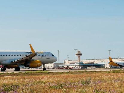 Campo de vuelo del aeropuerto de Palma, con la torre y terminal en el fondo.