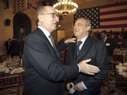 El presidente de Repsol, Antonio Brufau (i), conversa con el presidente de ACS, Florentino Pérez (d), antes de la comida celebrada este 14 de enero en la Cámara de Comercio de Washington con inversores y empresarios estadounidenses, dentro del viaje oficial del presidente del Gobierno, Mariano Rajoy, a la capital estadounidense.