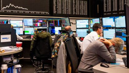 Comerciantes de valores de la Bolsa de Fráncfort miran con preocupación la marcha del Dax, principal índice alemán, que en la sesión del lunes peridó casi un 8% de su valor.