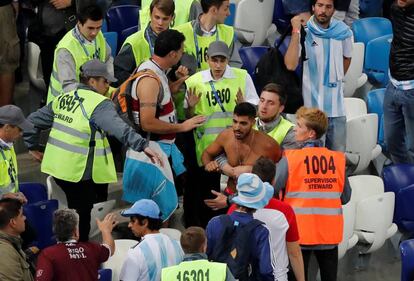 Aficionados argentinos en Nizhny Novgorod tras la derrota con Croacia.