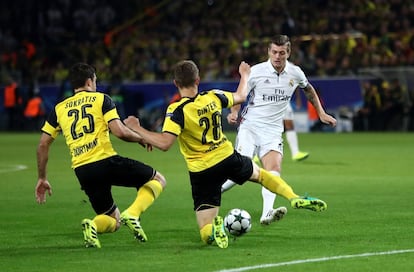 Los jugadores del Borussia Sokratis Papastathopoulos y Matthias Ginter intentan bloquear a Toni Kroos.