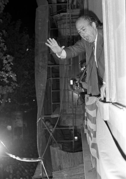El presidente de la Generalitat, Jordi Pujol, saluda a sus seguidores desde el balcón del hotel Majestic durante la noche electoral de 1988. Pujol obtenía la segunda de las tres mayorías absolutas que consiguió.
