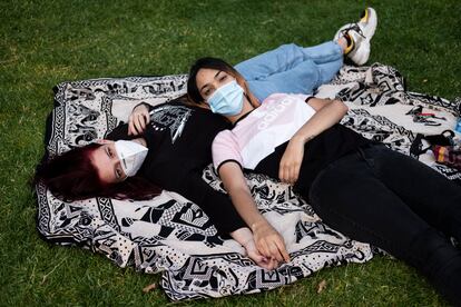 De izquierda a derecha, María Gallego (18) y Jennifer (23) en el Templo de Debod.