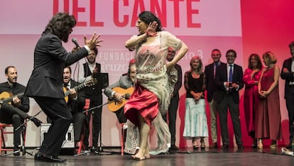 Rancapino Chico canta para el baile de Manuela Carrasco en la gala de los premios Compás.