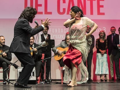 Rancapino Chico canta para el baile de Manuela Carrasco en la gala de los premios Compás.