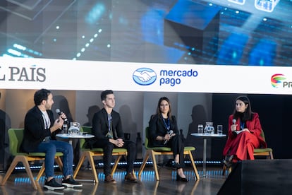 Héctor Cárdenas, CEO y cofundador de Conekta, Vinicius Covas, fundador hive id, Maricarmen García, socia de asesoría en administración de riesgos de entidades financieras de KPMG y Almudena Barragán, periodista de EL PAÍS, hablan durante la mesa: Tecnología e IA en servicios financieros, la transformación del efectivo.