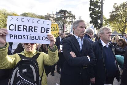 Gustavo Vera (d) y el diputado nacional Felipe Sol&aacute; (i) en la misa de hace una semana.