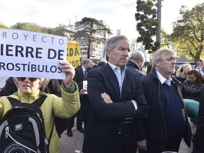 Gustavo Vera (d) e o deputado nacional Felipe Solá (e) na missa realizada há uma semana.