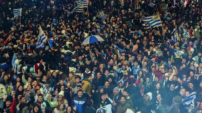 Una multitud celebra la victoria de Uruguay en el Mundial sub-20, este domingo por la noche en el centro de Montevideo.