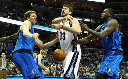 Nowitzki y Dalembert ante Marc Gasol.