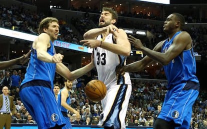 Nowitzki  y Dalembert ante Marc Gasol.