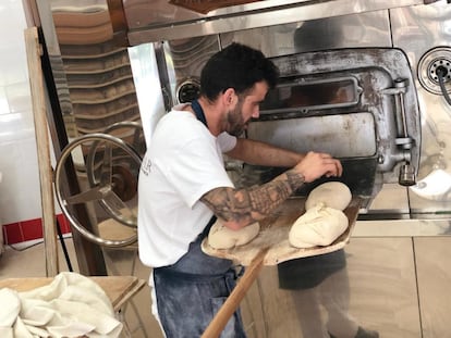 A Daniel Ramos (en la foto) lo definen, y él lo comparte, como un currante. Junto a su pareja, Ángeles Aído, lleva 15 años dedicándose a la panadería y a la pastelería. Ambos dirigen <a href="https://www.facebook.com/lacremitadanielramos/" rel="nofollow" target="_blank"> el obrador La Cremita</a>, en <a href="https://elviajero.elpais.com/elviajero/2020/09/10/actualidad/1599727705_645132.html" rel="nofollow" target="_blank">Chiclana de la Frontera</a>, Cádiz. Es muy activo en Facebook, donde muestra panes rellenos que parecen bocadillos, inspirados en las tapas típicas de los bares gaditanos: de salchichón o de rulo de queso de cabra y cebolla caramelizada. Junto a su base de piezas tradicionales elabora regañás de chimichurri, picos de anchoa, bacoreta, choco de trasmallo, ortiguillas o tortilla de camarones. Busca el kilómetro 0 y concibe sus panes como un producto gastronómico más integrado en la cocina de los restaurantes a los que sirve.