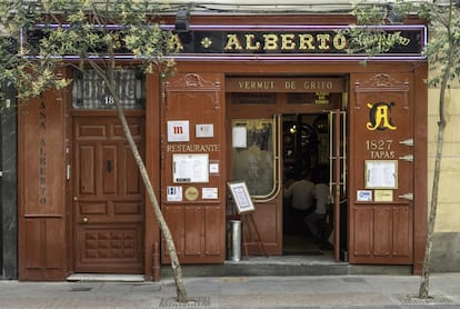 Este local centenario del Barrio de las Letras ocupa el solar donde Miguel de Cervantes vivió y escribió la segunda parte de 'El Quijote' y de 'Los trabajos de Persiles y Segismunda'. Ilustre coincidencia para la taberna Casa Alberto (Calle de las Huertas, 18), abierta en 1827, cuya fachada de color rojo y su barra con lavadero de vasos denota la solera del lugar. Fue el lugar predilecto del primer alcalde madrileño de la democracia, Enrique Tierno Galván, quien acudía casi a diario para probar sus croquetas de cocido o sus albóndigas en salsa.