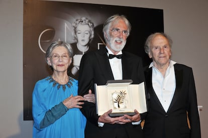 Los ganadores de la Palma de Oro por 'Amour', Emmanuelle Riva, Michael Haneke y Jean-Louis Trintignant, posan durante el 65º festival de Cannes.