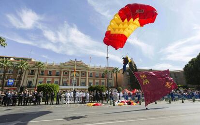 Un paracaidista con la bandera de la Comunidad de Murcia y los colores de Espa&ntilde;a, durante los actos oficiales del d&iacute;a de la Regi&oacute;n de Murcia. 
