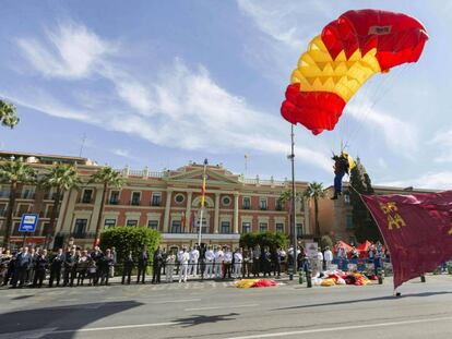 Un paracaidista con la bandera de la Comunidad de Murcia y los colores de Espa&ntilde;a, durante los actos oficiales del d&iacute;a de la Regi&oacute;n de Murcia. 