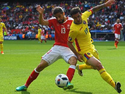 El lateral suizo Ricardo Rodriguez pugna con Bogdan Stancu.