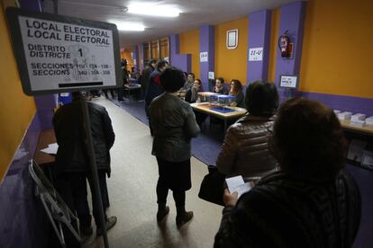 Les primeres cues per votar als col·legis electorals de Badia del Vallès.