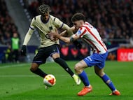 Lamine Yamal, en una acción del partido ante el Atlético frente a Matteo Ruggeri.