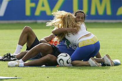 Una aficionada se lanza sobre Ronaldinho en el entrenamiento del pasado viernes.