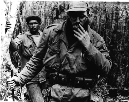 Fidel Castro, fumando un puro en la selva.
