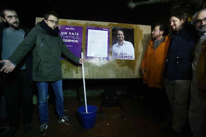 Íñigo Errejón (segundo por la izquierda), Pablo Iglesias (segundo por la derecha), con su padre Francisco Javier Iglesias Peláez (a la derecha), en la pegada de carteles en Villaralbos (Tierra del Vino, Zamora), inicio de la campaña electoral de las elecciones legislativas del 20-D, en 2015.