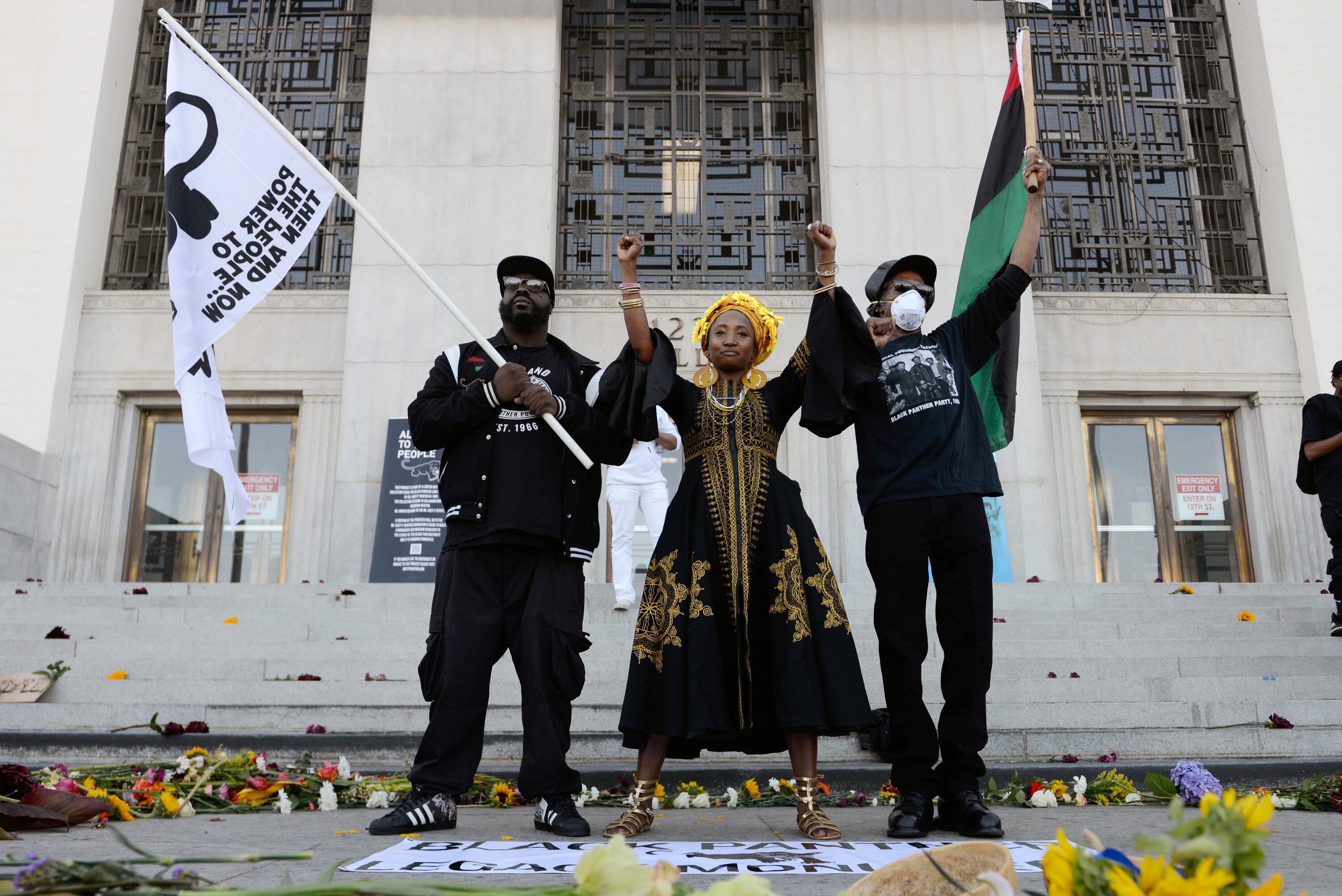 Miembros de la Fundación Dr. Huey P. Newton celebran una ceremonia en Juneteenth en un evento contra la desigualdad racial tras el asesinato de George Floyd, en Oakland (California), en 2020. 