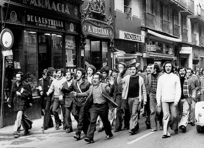 Manifestacin de sindicalistas y obreros de la construccin durante una manifestacin por las calles de Barcelona. 1976.